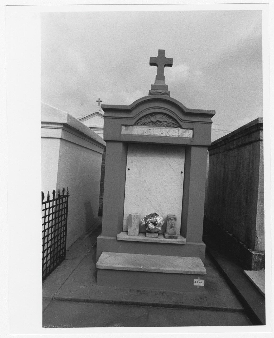 List 94+ Pictures Cage's Nine-foot Pyramid-shaped Tomb At A New Orleans ...